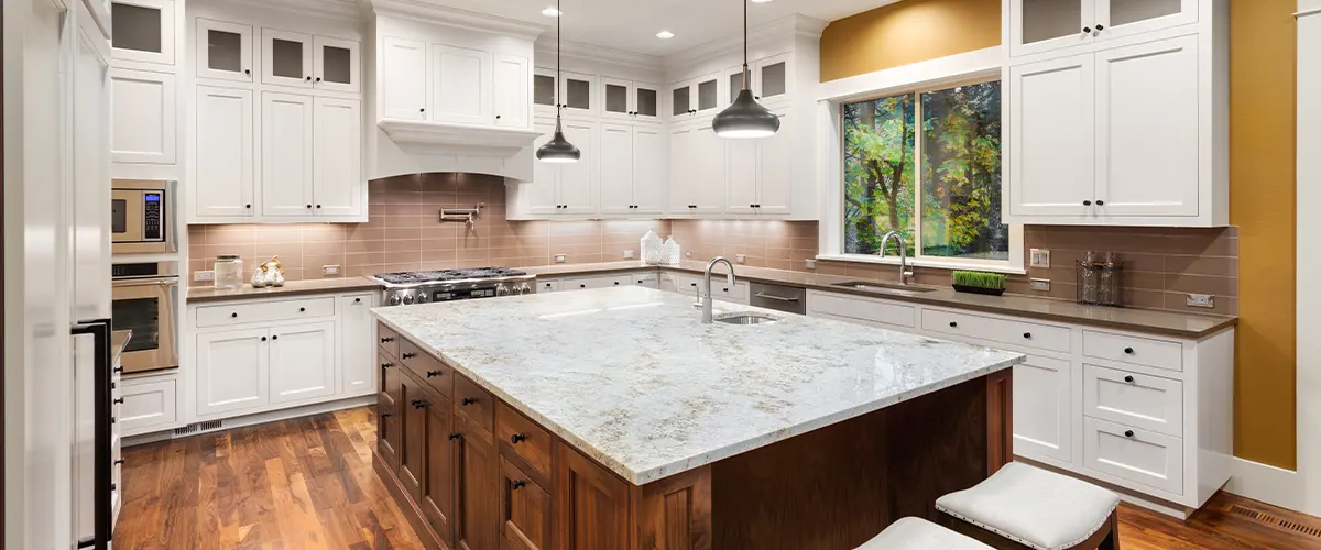 A kitchen with quartz countertop on wood cabinets
